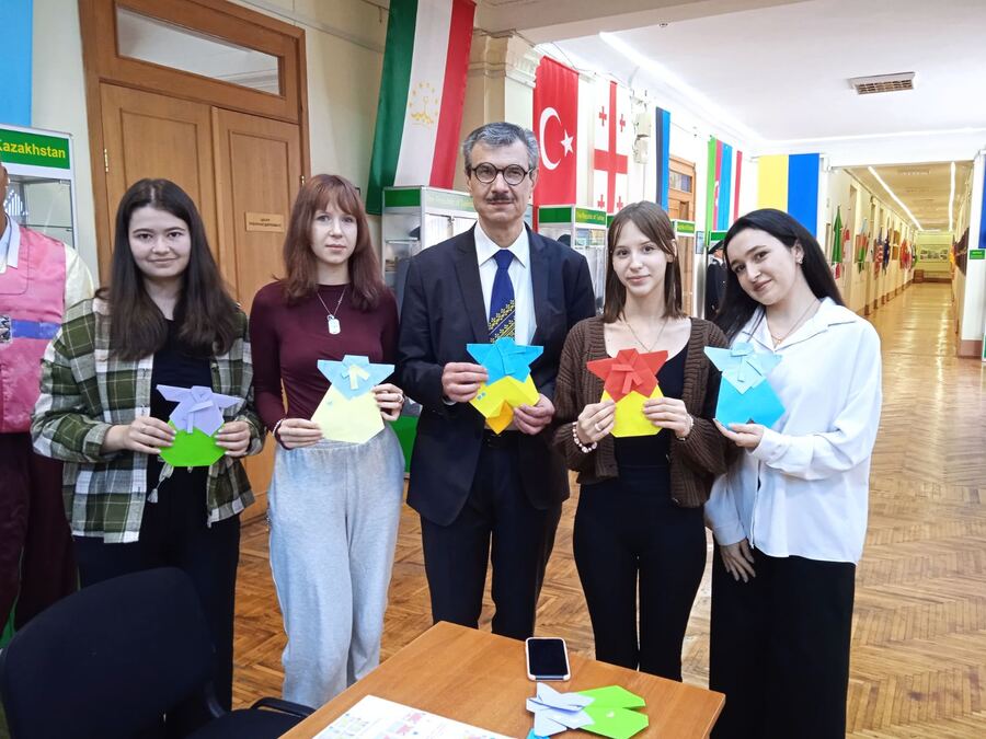 Кольори Кореї: студенти-філологи створювали ханбок до Дня міжкультурної злагоди та культурного розмаїття