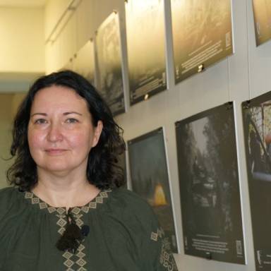 В Університеті митної справи та фінансів відкрилася фотовиставка Оксани Чорної «Сталеві серця»