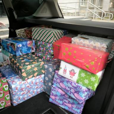 Учні Наукового ліцею міжнародних відносин УМСФ передали 120 подарунків для захисників у межах акції «Миколайчик для ЗСУ»